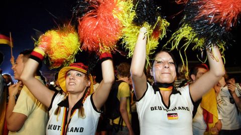 Zwei Fans feiern bei der Fußball-WM 2006 auf der Fanmeile in Berlin.