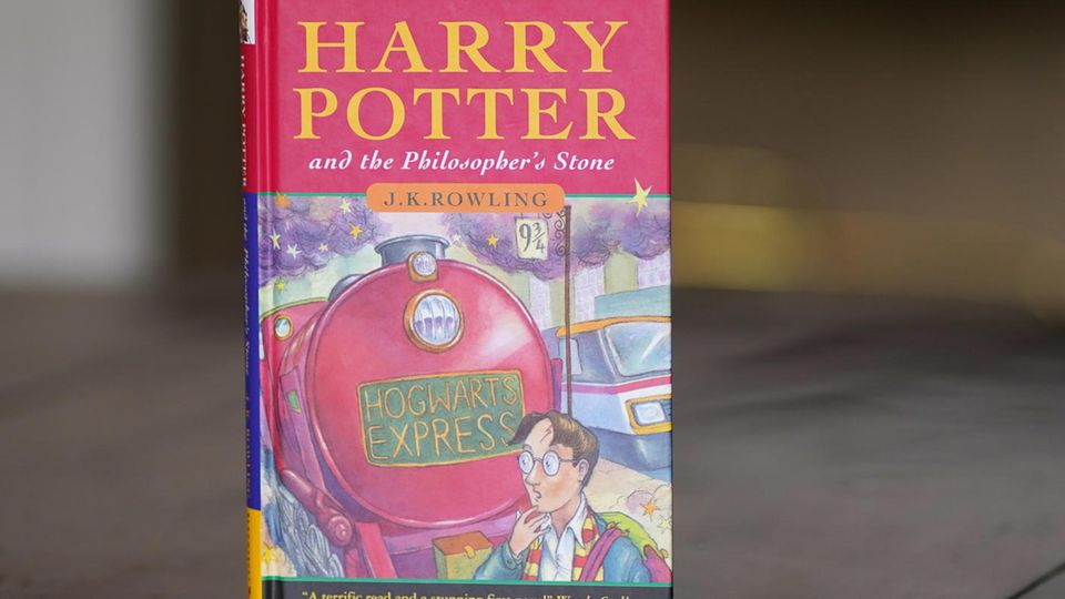 Erstausgabe von J.K. Rowlings Buch "Harry Potter und der Stein der Weisen"