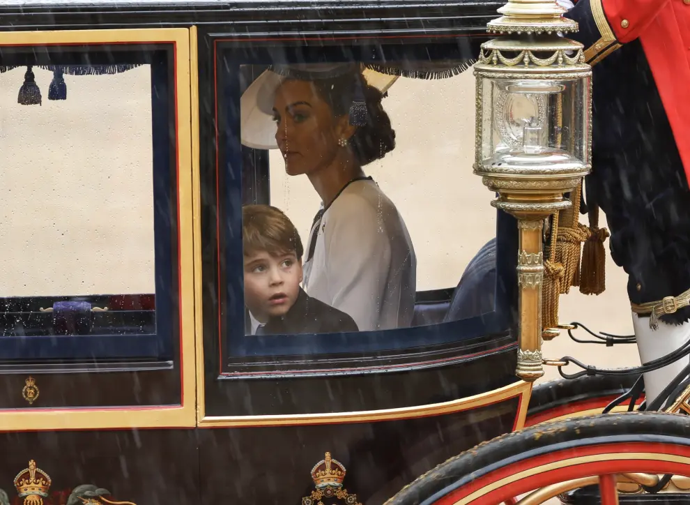 El príncipe Louis mira con curiosidad por la ventana de su carruaje.