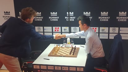 Carlsen saluda a Ding al llegar al escenario para disputar la 6ª ronda del Norway Chess este domingo