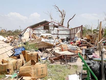 Una casa destruida por un tornado en Barnsdall, Oklahoma (Estados Unidos), el 8 de mayo 2024.
