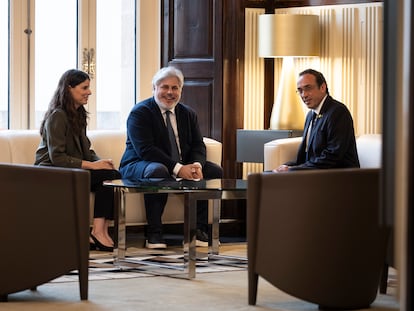 El presidente del Parlament, Josep Rull, retoma su ronda de consultas con los líderes de Junts, Albert Batet y Mònica Sales, para proponer un candidato a la presidencia de la Generalitat.