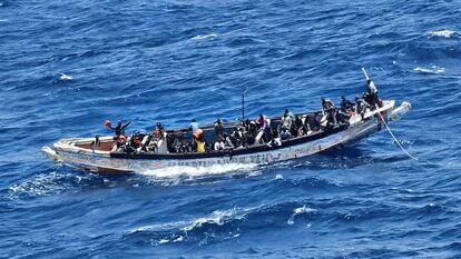 Imagen del cayuco rescatado por un crucero de lujo en su camino hacia Canarias, en una imagen a la que ha tenido acceso EL PAÍS.