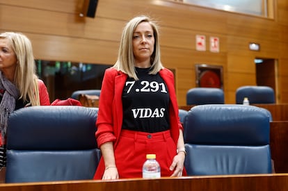 La diputada del PSOE Lorena Morales, con una camiseta en recuerdo de los fallecidos en las residencias madrileñas, durante un pleno de mayo de 2024 en la Asamblea regional. 