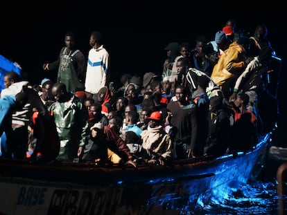Decenas de personas en un cayuco, a su llegada al muelle de La Restinga, en la isla de El Hierro, el pasado 4 de noviembre.