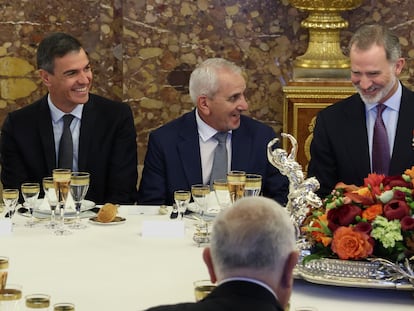 El rey Felipe VI (derecha), y el presidente del Gobierno, Pedro Sánchez (izquierda), en el almuerzo en el Palacio Real en Madrid.