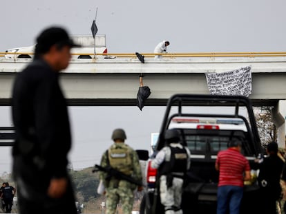 Peritos forenses y elementos de la Guardia Nacional y el Ejército recuperan una bolsa con restos humanos que fue colgada de un puente, en Chiapas, el pasado 15 de enero.