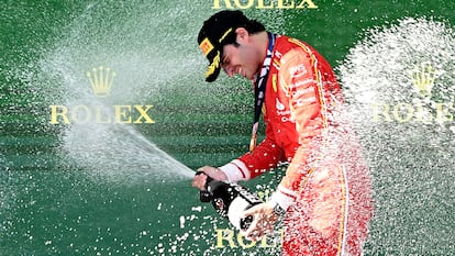 Sainz celebra el triunfo en el podio de Australia, este domingo.