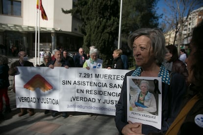 Concentración, en marzo de 2023, de Mareas de Residencias frente a los juzgados de la plaza de Castilla, durante el juicio a los protocolos para no derivar a ancianos de residencias a hospitales en la primera ola del coronavirus.