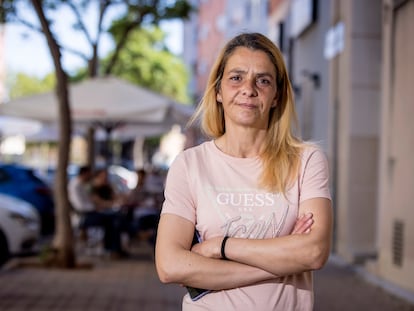 Patricia Felip, empleada en la hostelería y madre de una adolescente de 15 años, en Castellón.