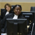 Fiscal Fatou Bensouda (D) y fiscal adjunto James Stewart de la Corte Penal Internacional (CPI).
