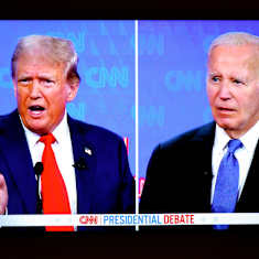 Televisioruutu, jossa näkyvät lähikuvassa Donald Trump ja Joe Biden vaaliväittelyssä.