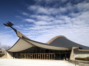 Arkkitehti Eero Saarisen suunnittelema Yalen yliopiston Ingalls Rink -jäähalli