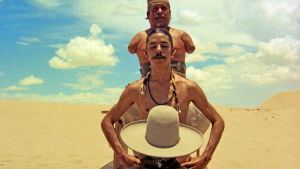 Kolme outoa hahmoa aavikolla. Kuva elokuvasta El Topo.