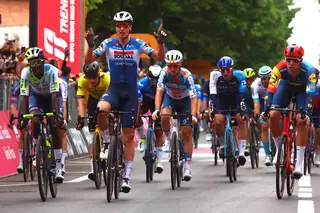 A previsão de McEwen cumpriu-se: Tim Merlier vence primeira etapa de sprint do Giro em dia de novo ataque de Pogacar