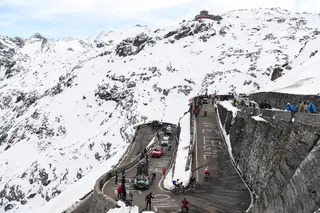 O ciclismo voltou atrás na ideia de ir ao território do esqui: queda de neve altera percurso da etapa 16 da Volta a Itália