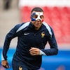 Le footballeur a dévoilé son masque protecteur aux couleurs du drapeau français.