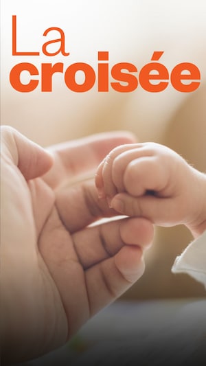 La main d'un bébé qui tient la main d'un adulte.