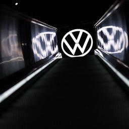 Das Logo von Volkswagen leuchtet im Dunkeln.