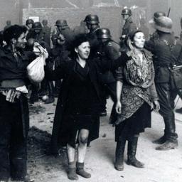 Festnahme jüdischer Widerstandskämpfer im Warschauer Ghetto. (picture alliance / Photo12/ Ann Ronan Picture Library)