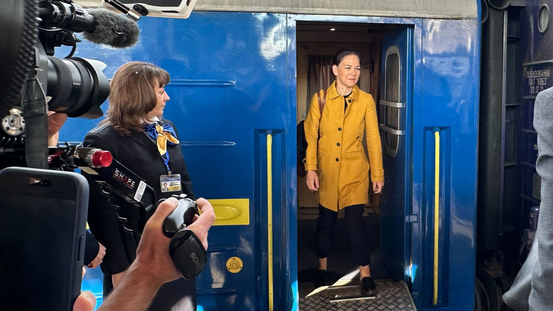 Annalena Baerbock steigt in Kiew aus einem Zug 