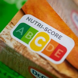 Nutri-Score Nährwertkennzeichnungssystem auf einer Lebensmittelverpackung