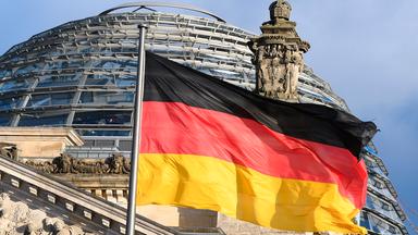 Eine deutsche Flagge weht über dem Reichstagsgebäude in Berlin