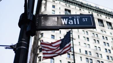 Ein Straßenschild der Wall Street in New York.