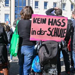  Ein Schild mit der Aufschrift "Kein Hass in der Schule" bei einer Demonstration vor dem Schulamt in Cottbus