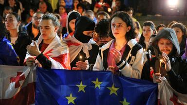 Demonstranten mit georgischen und EU-Fahnen in Tiflis, Georgien.