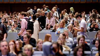 Studierende im großen Hörsaal am Tag der Erstsemesterbegrüßung zum Wintersemester 2023/24 an der Uni Köln. 