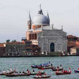 Gondoliere auf dem Wasser vor der Kirche Santissimo Redentore in Venedig.