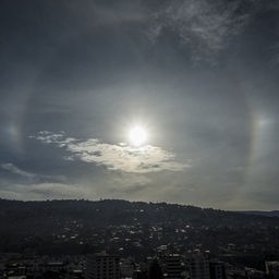 Ein Halo erscheint am Himmel über La Paz (Bolivien).