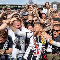 Die Fans bejubeln den Aufstieg des SSV Ulm 1846 Fußball in die 2. Bundesliga.