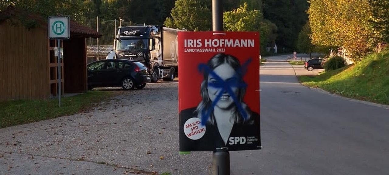 Ein beschmiertes Wahlplakat der SPD-Politikerin Iris Hofmann 