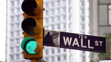 Auf Grün stehende Ampel an der Wall Street, New York City