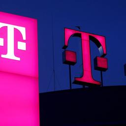Das Logo der Deutschen Telekom leuchtet auf dem Dach der Unternehmenszentrale. 