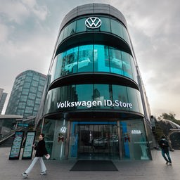 Passanten gehen vor einem Volkswagen Store in Shanghai vorbei.