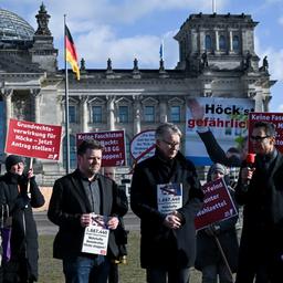 Organisatoren der Petition "Wehrhafte Demokratie: Höcke stoppen" übergeben die Unterschriftenliste vor dem Berliner Bundestag an Britta Haßelmann, Fraktionsvorsitzende der Grünen.