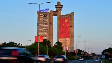 Den Genex-Turm in Belgrad ziert anlässlich des Xi-Besuchs eine chinesische Flagge.