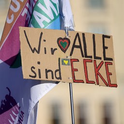 Ein Schild mit der Aufschrift "Wir alle sind Ecke" wird bei einer Demonstration in Berlin wegen Angriffen auf Politiker hochgehalten.