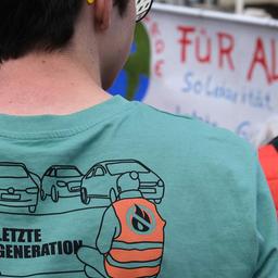 Archivbild: Aktivisten der Klima-Bewegung Letzte Generation protestieren. (Quelle: imago images/Foerster)