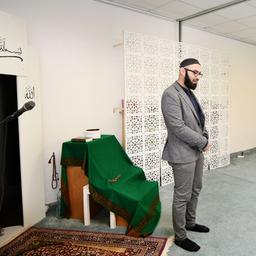 Iman Ahmad Popal steht im Moschee-Gebetsraum der Civitas-Gemeinde an der Implerstraße im Münchner Stadtteil Sendling.