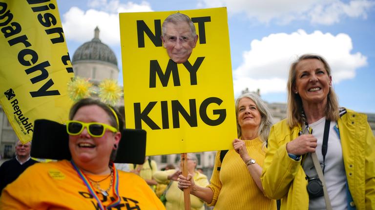 Menschen nehmen an einer Kundgebung der Anti-Monarchie-Bewegung Republic auf dem Trafalgar Square vor dem ersten Jahrestag der Krönung des britischen Königs Charles III. teil.