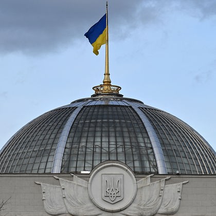 Die ukrainische Flagge weht über der Kuppel des Parlaments in Kiew.