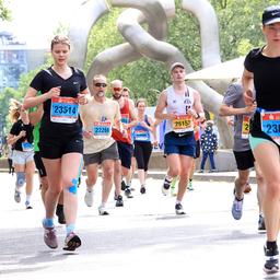 25km-Lauf-Berlin, im Bild: Läufer:innen auf der Taunentzienstrasse. (Quelle: dpa/Engler)