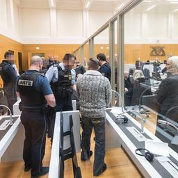 Die Angeklagten treffen am ersten Tag des "Reichsbürger"-Prozesses im Gerichtssaal in Stuttagrt ein.