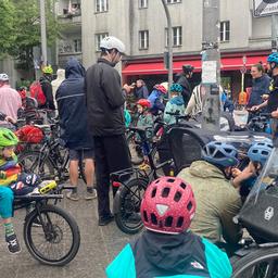 Fahrraddemonstrationen "Kidical Mass" für sichere Straßen für Kinder in Berlin in verschiedenen Berliner Bezirken, hier Neukölln. (Quelle: rbb/Bordel)