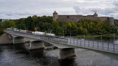 Eine Brücke überspannt den Fluss Narva