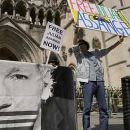 Demonstranten halten vor einem Gerichtsgebäude in London Plakate hoch
